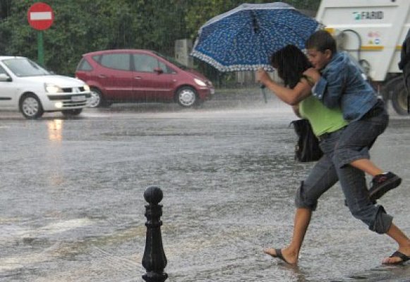 Pregătiţi umbrela, păstraţi tricoul